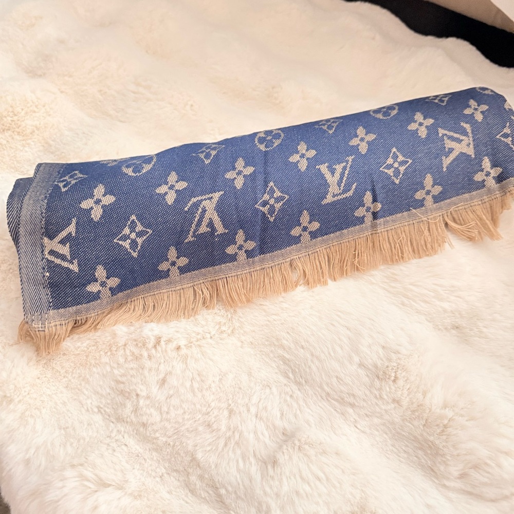 Louis Vuitton Blue Silk Monogram Wrap - Picture 3 of 3